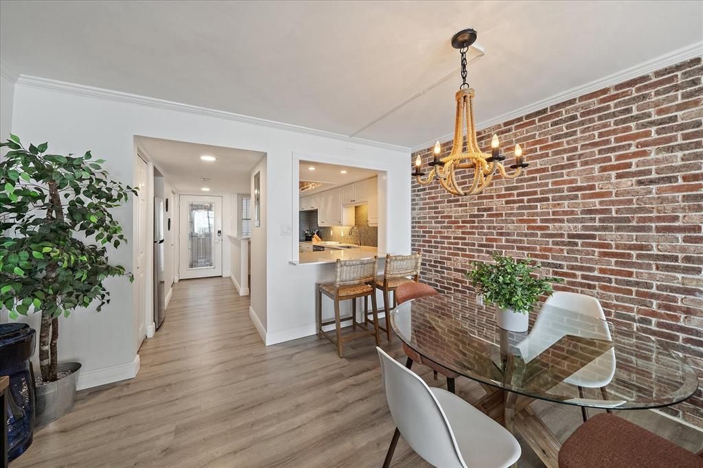 For Sale: $660,000 (1 beds, 1 baths, 900 Square Feet)