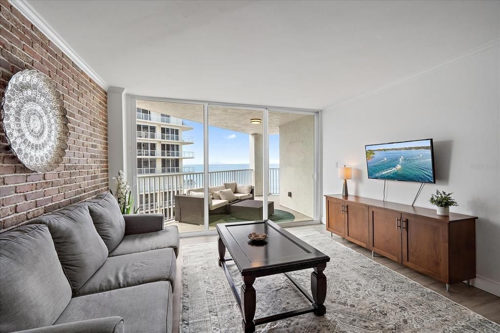 For Sale: $660,000 (1 beds, 1 baths, 900 Square Feet)