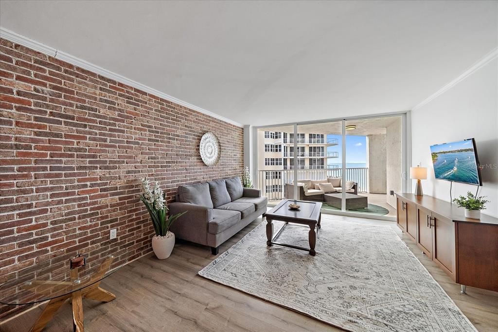 For Sale: $660,000 (1 beds, 1 baths, 900 Square Feet)