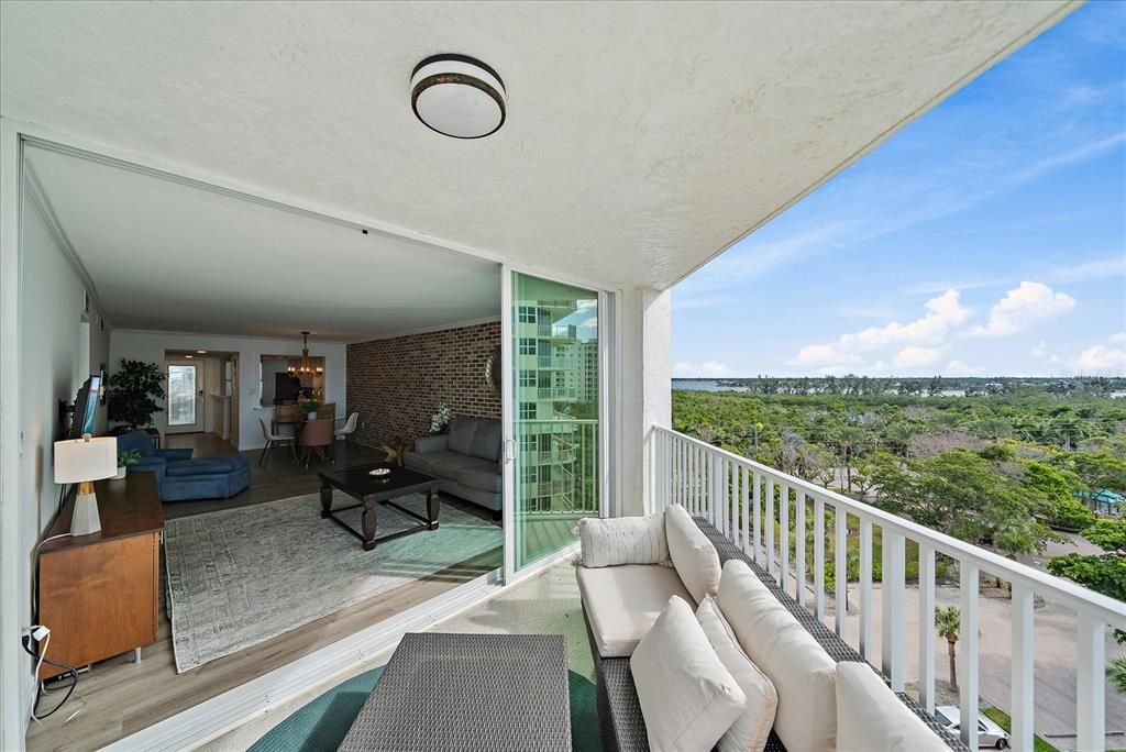 For Sale: $660,000 (1 beds, 1 baths, 900 Square Feet)