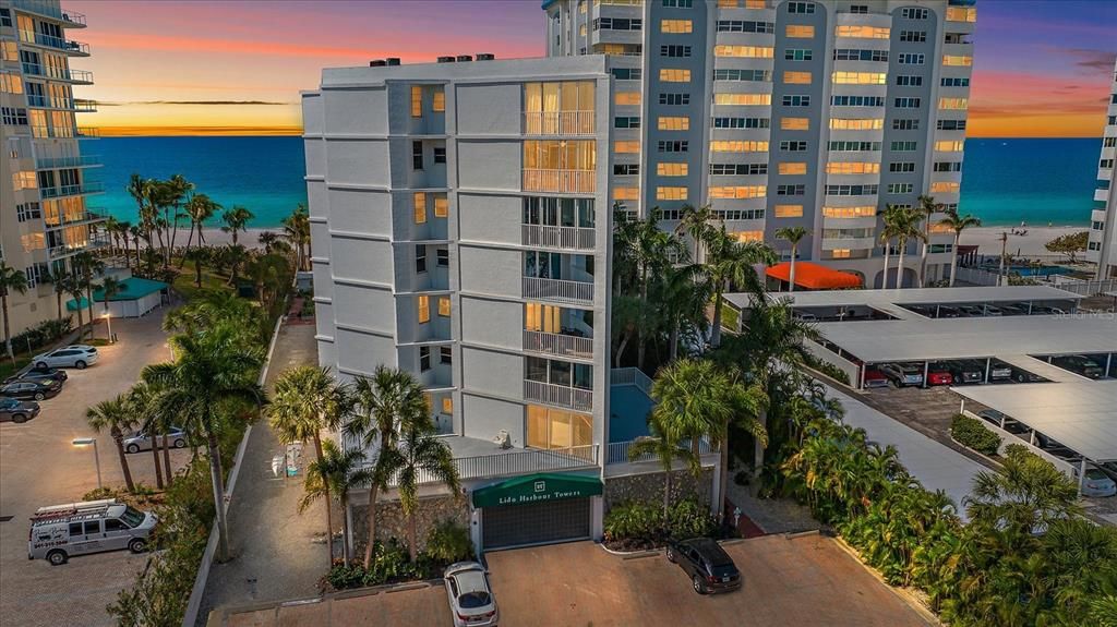 For Sale: $660,000 (1 beds, 1 baths, 900 Square Feet)