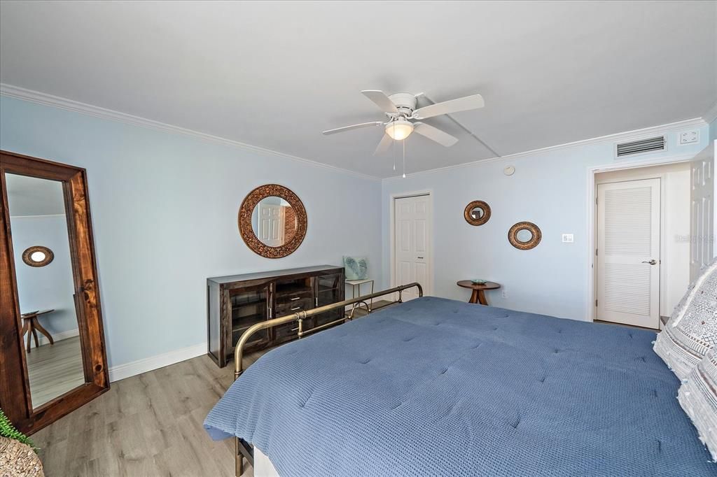 For Sale: $660,000 (1 beds, 1 baths, 900 Square Feet)