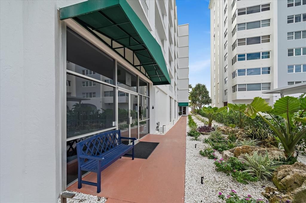 For Sale: $660,000 (1 beds, 1 baths, 900 Square Feet)