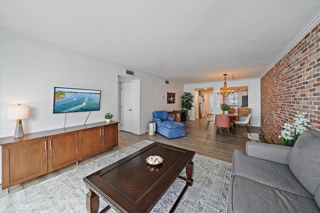 For Sale: $660,000 (1 beds, 1 baths, 900 Square Feet)