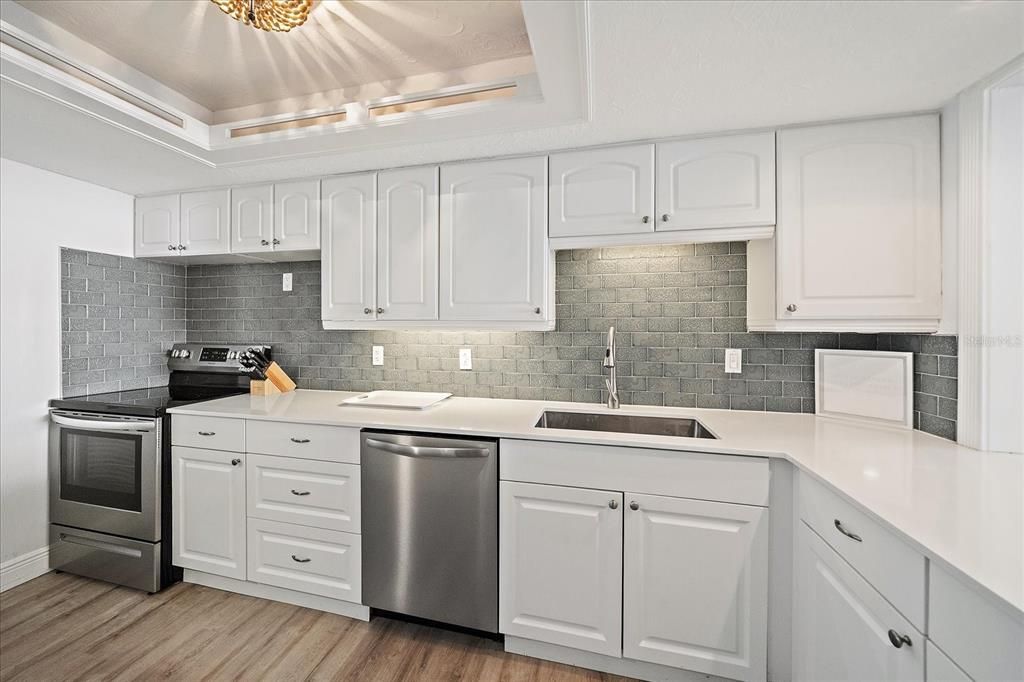 For Sale: $660,000 (1 beds, 1 baths, 900 Square Feet)