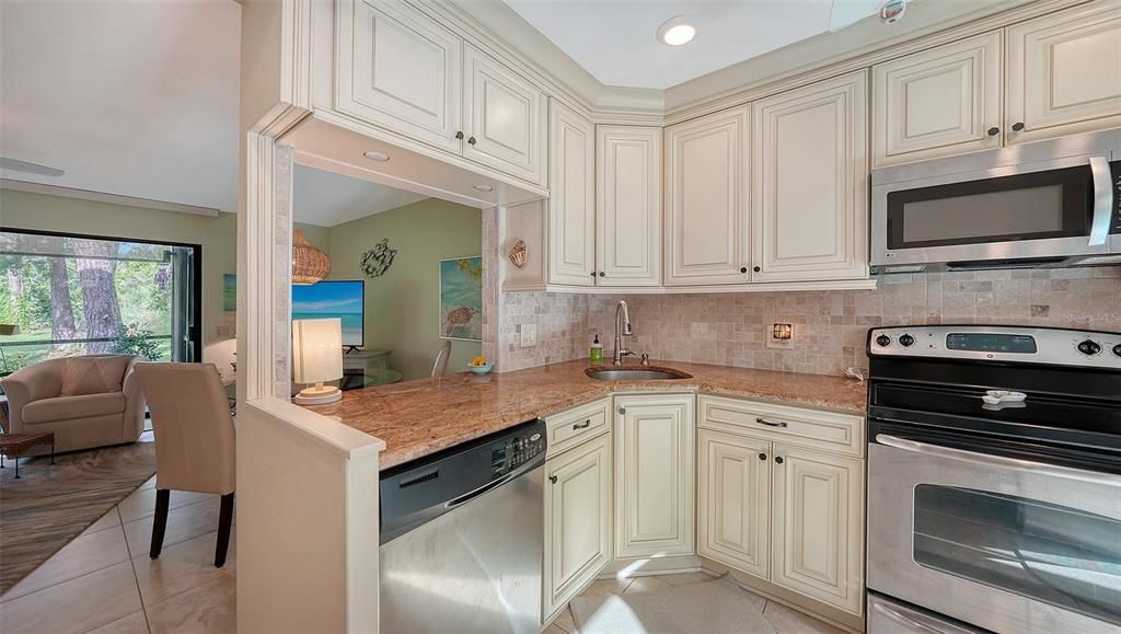 待售: $189,900 (1 贝兹, 1 浴室, 865 平方英尺)