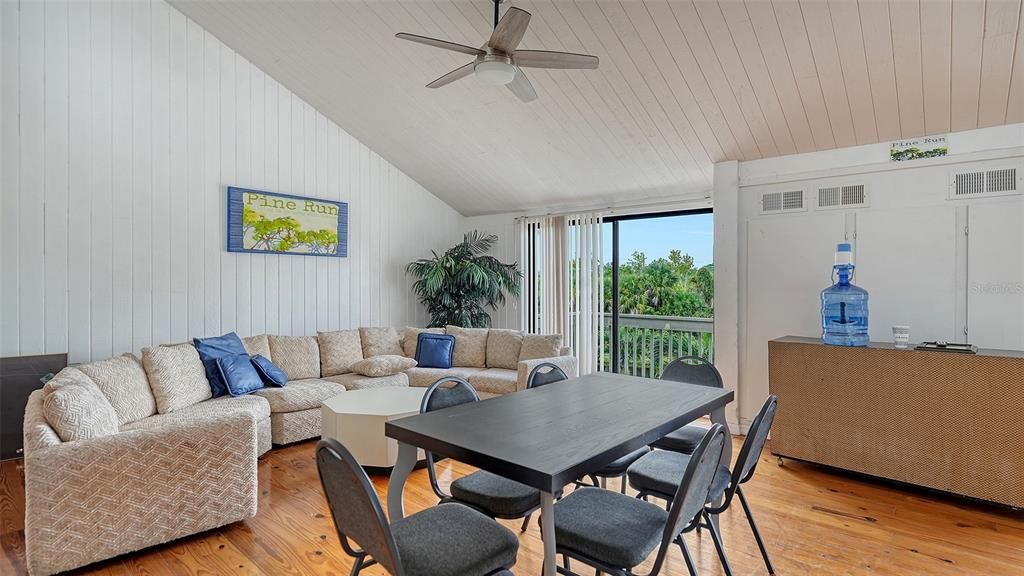 待售: $189,900 (1 贝兹, 1 浴室, 865 平方英尺)