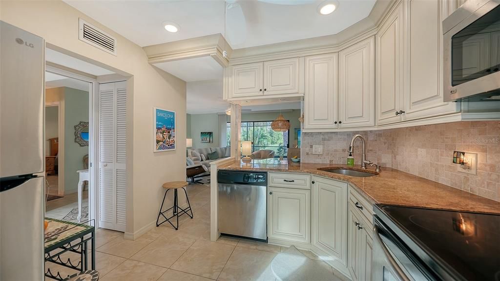 待售: $189,900 (1 贝兹, 1 浴室, 865 平方英尺)