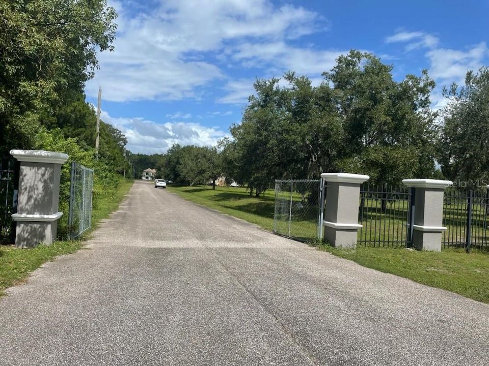 На продажу: $499,900 (1.77 acres)