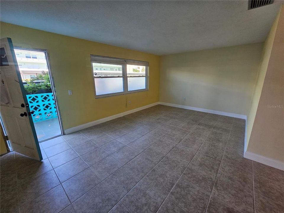 待售: $159,000 (1 贝兹, 1 浴室, 815 平方英尺)