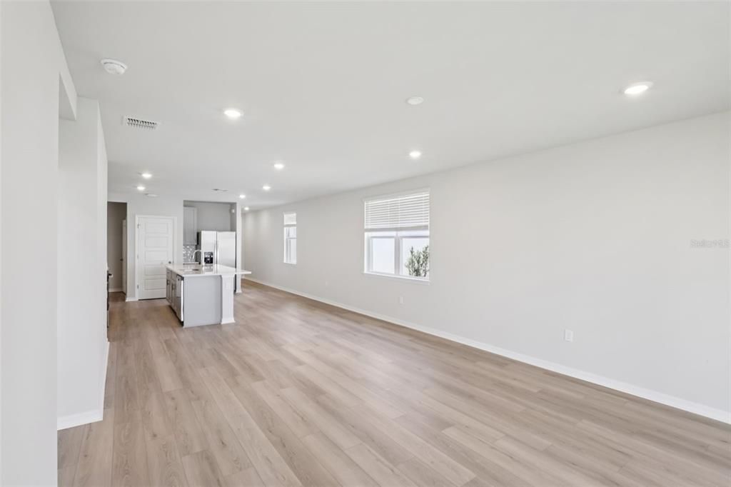 待售: $319,995 (4 贝兹, 2 浴室, 1687 平方英尺)