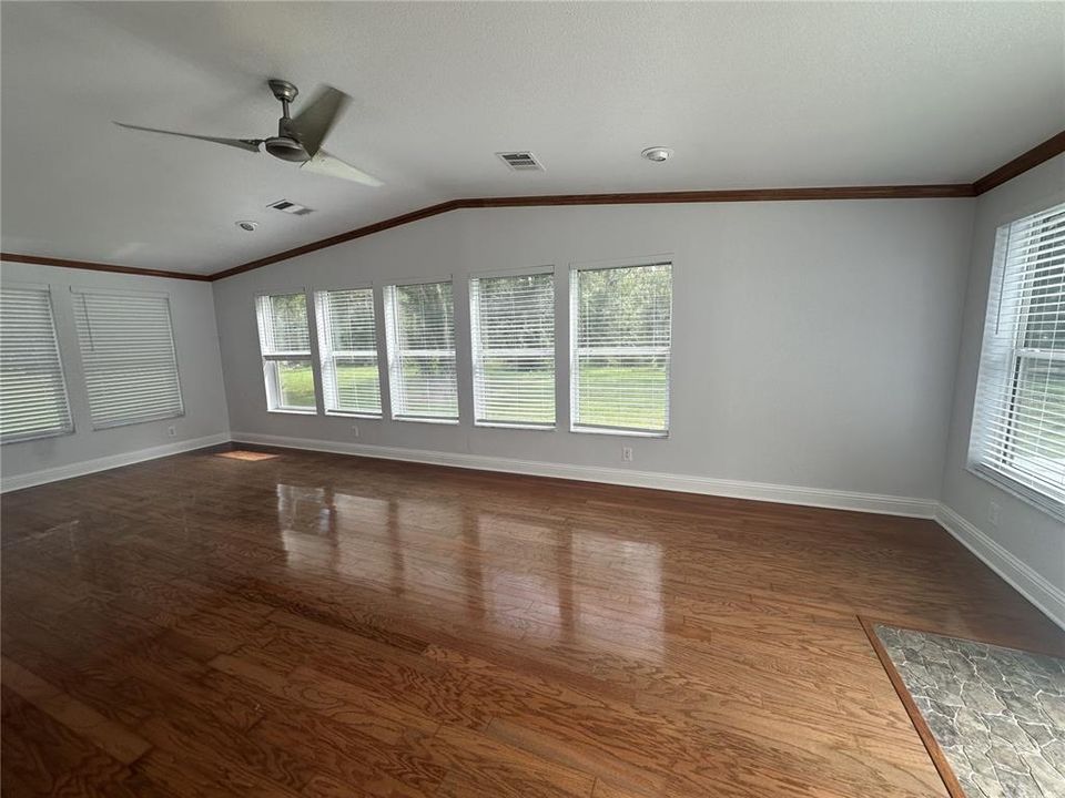 合同活跃: $759,000 (6 贝兹, 3 浴室, 3984 平方英尺)