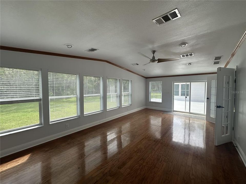 合同活跃: $759,000 (6 贝兹, 3 浴室, 3984 平方英尺)