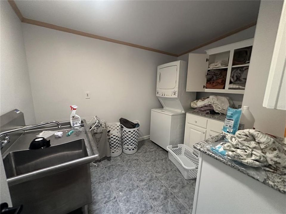 合同活跃: $759,000 (6 贝兹, 3 浴室, 3984 平方英尺)