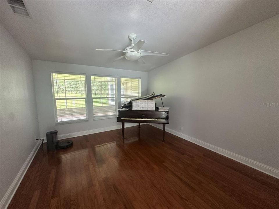 合同活跃: $759,000 (6 贝兹, 3 浴室, 3984 平方英尺)