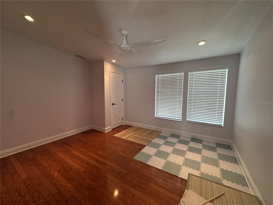 合同活跃: $759,000 (6 贝兹, 3 浴室, 3984 平方英尺)