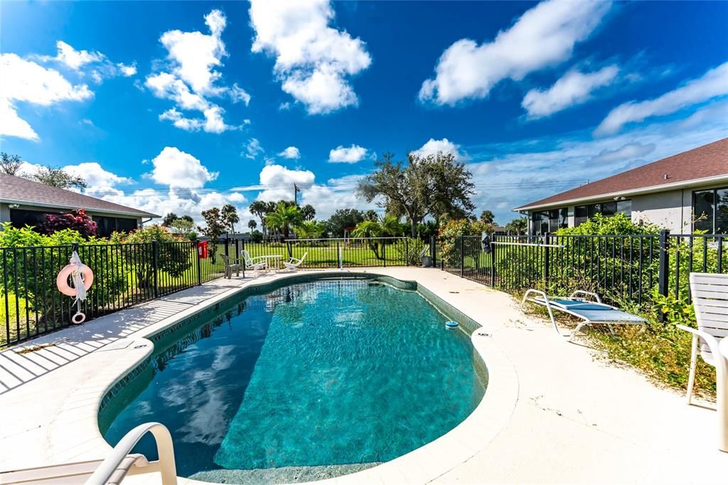 For Sale: $199,900 (2 beds, 2 baths, 1107 Square Feet)