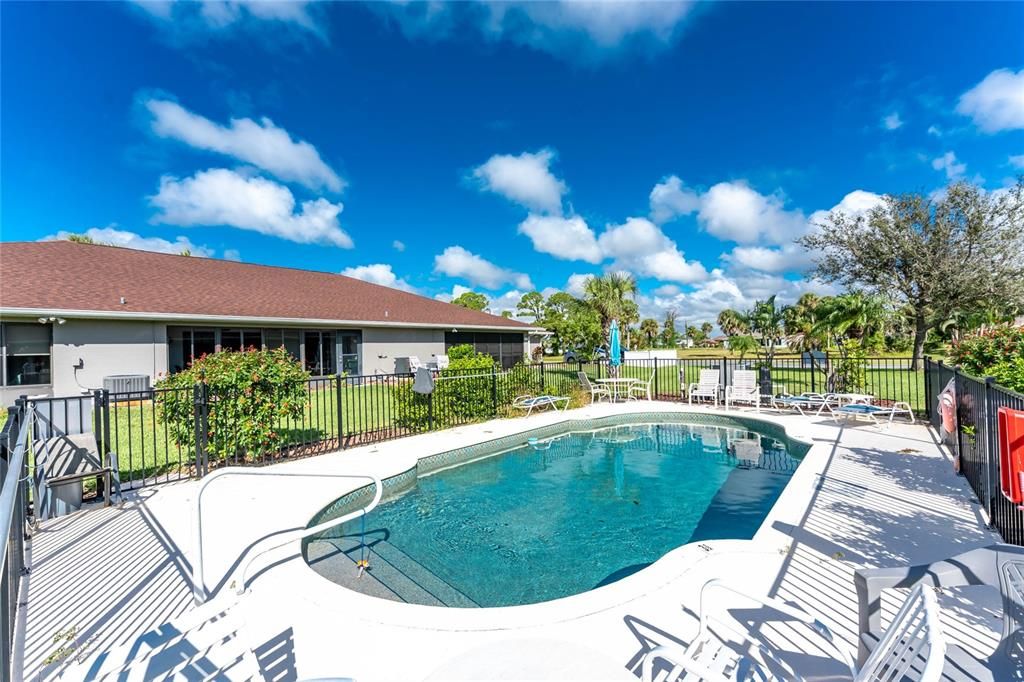 For Sale: $199,900 (2 beds, 2 baths, 1107 Square Feet)