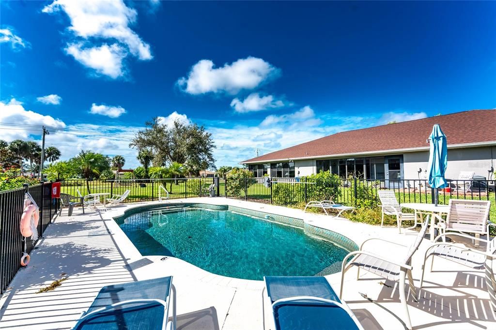 For Sale: $199,900 (2 beds, 2 baths, 1107 Square Feet)