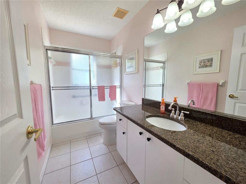 Activo con contrato: $387,900 (3 camas, 2 baños, 2010 Pies cuadrados)