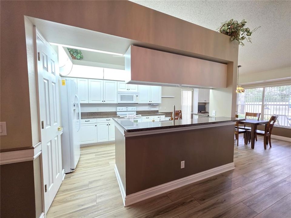 Activo con contrato: $387,900 (3 camas, 2 baños, 2010 Pies cuadrados)