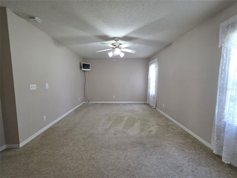 Activo con contrato: $387,900 (3 camas, 2 baños, 2010 Pies cuadrados)