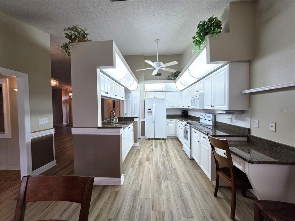 Activo con contrato: $387,900 (3 camas, 2 baños, 2010 Pies cuadrados)