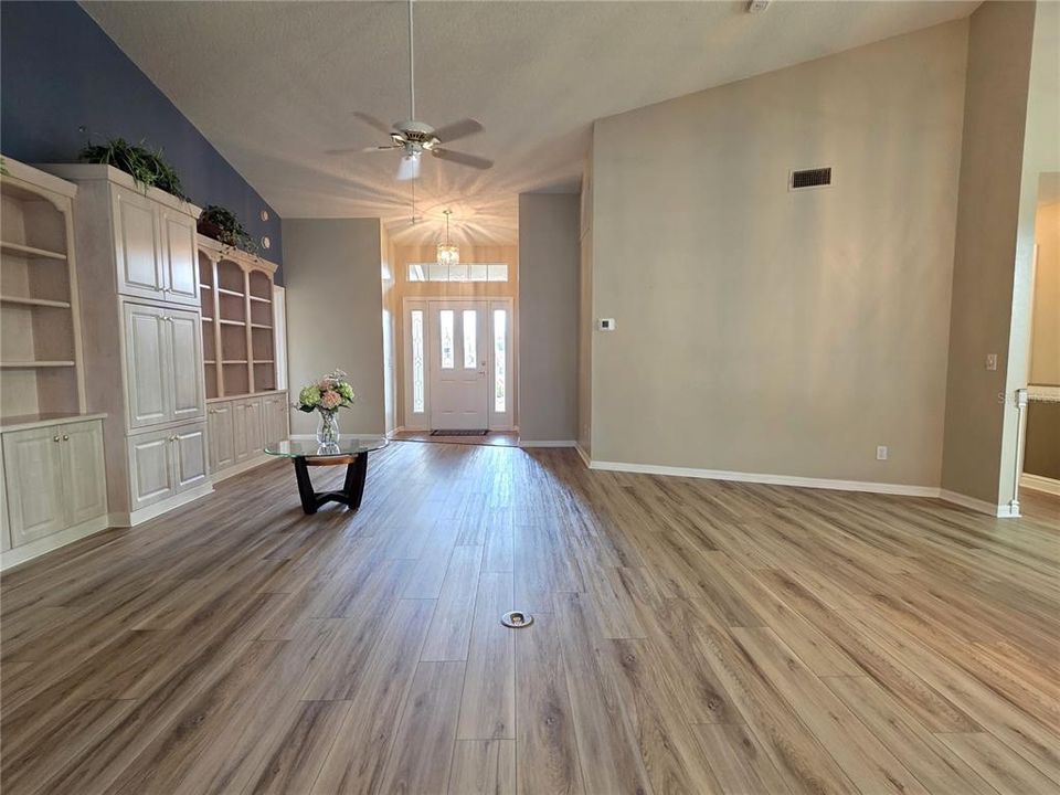 Activo con contrato: $387,900 (3 camas, 2 baños, 2010 Pies cuadrados)