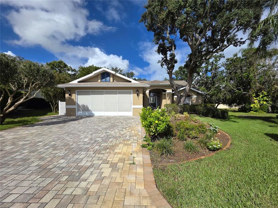 Activo con contrato: $387,900 (3 camas, 2 baños, 2010 Pies cuadrados)