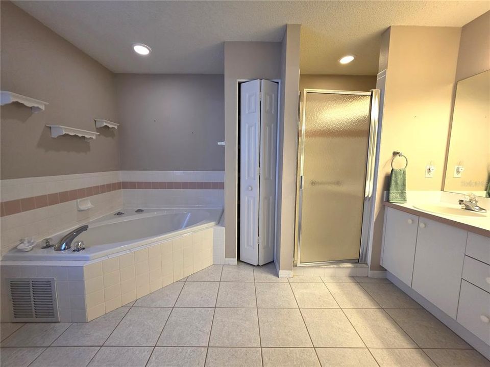 Activo con contrato: $387,900 (3 camas, 2 baños, 2010 Pies cuadrados)