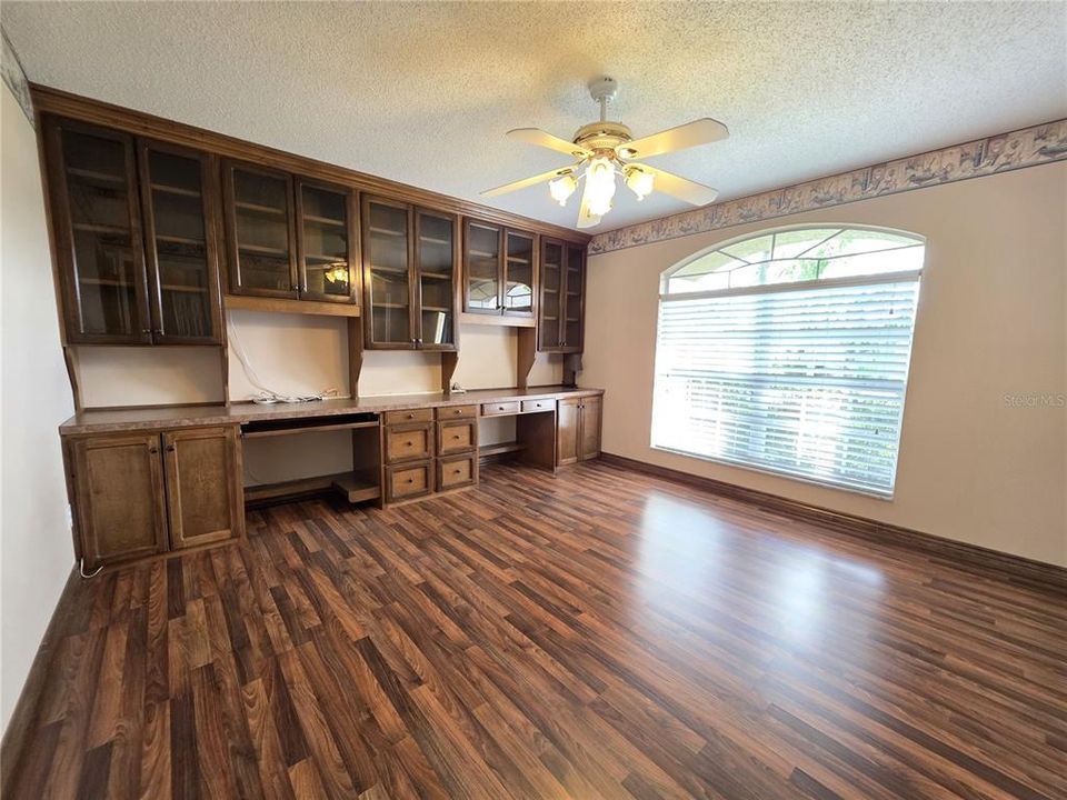 Activo con contrato: $387,900 (3 camas, 2 baños, 2010 Pies cuadrados)