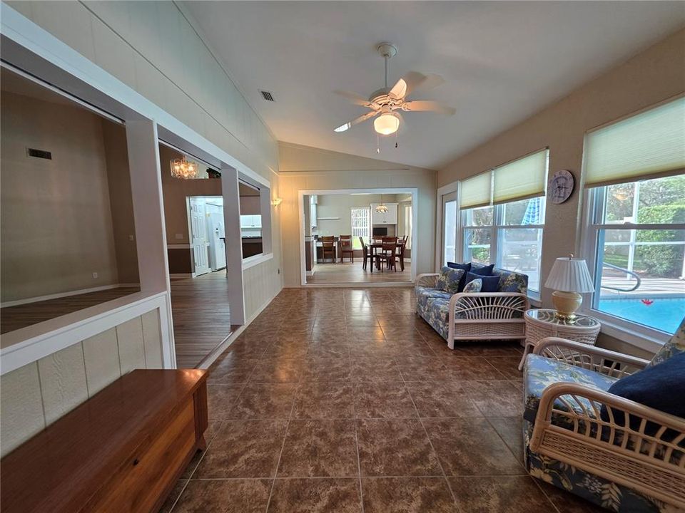 Activo con contrato: $387,900 (3 camas, 2 baños, 2010 Pies cuadrados)