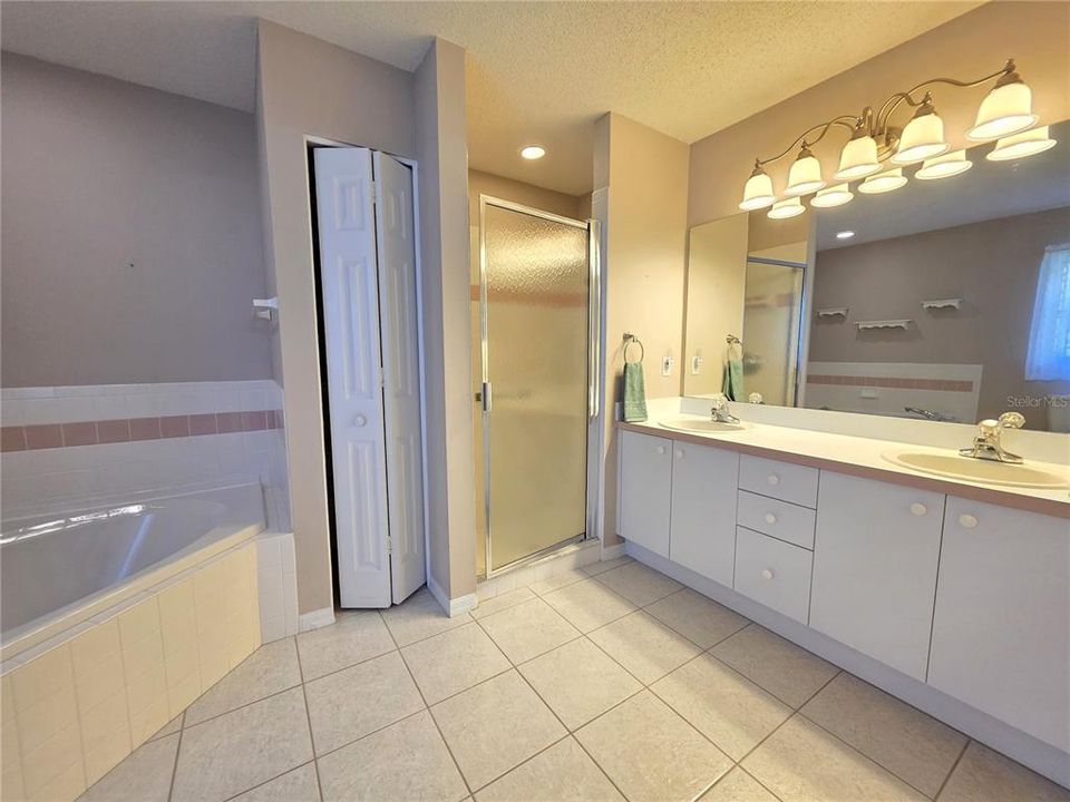 Activo con contrato: $387,900 (3 camas, 2 baños, 2010 Pies cuadrados)