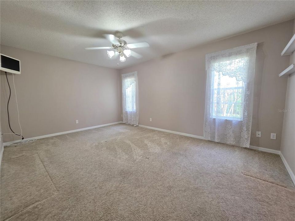 Activo con contrato: $387,900 (3 camas, 2 baños, 2010 Pies cuadrados)