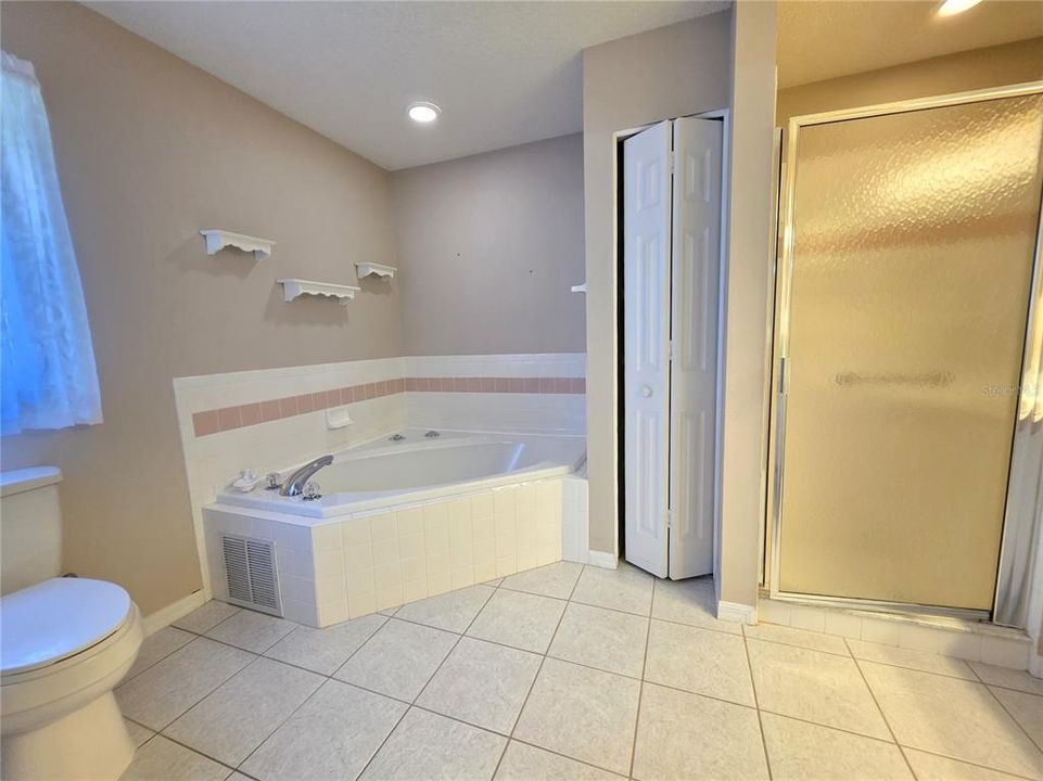 Activo con contrato: $387,900 (3 camas, 2 baños, 2010 Pies cuadrados)