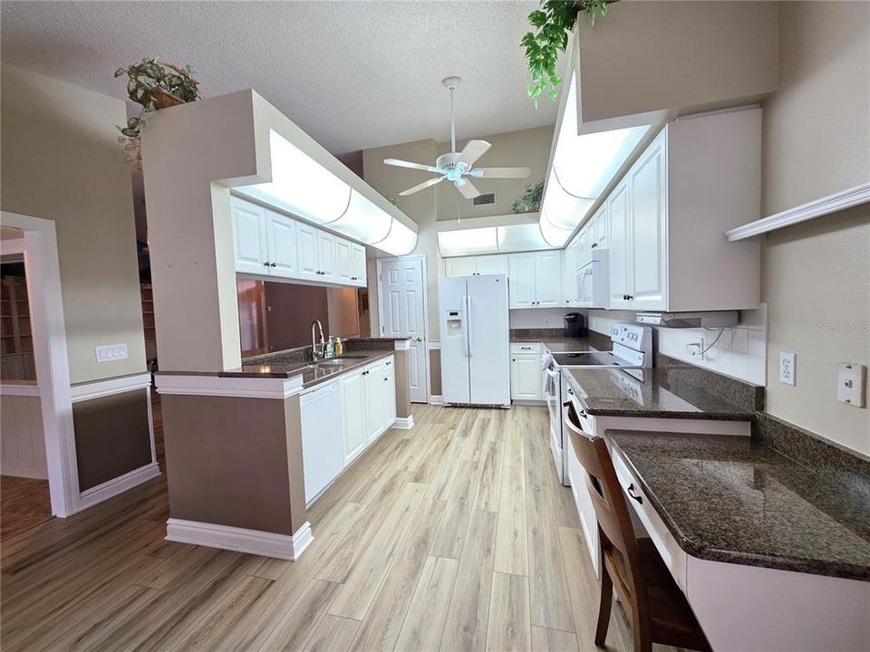 Activo con contrato: $387,900 (3 camas, 2 baños, 2010 Pies cuadrados)