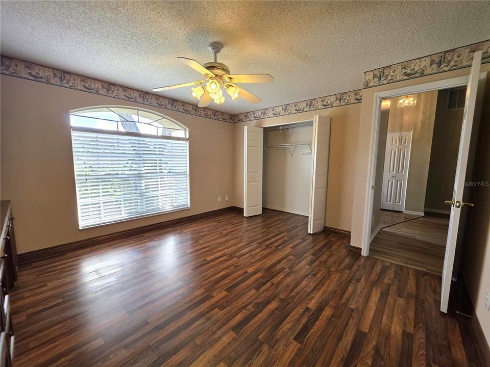 Activo con contrato: $387,900 (3 camas, 2 baños, 2010 Pies cuadrados)