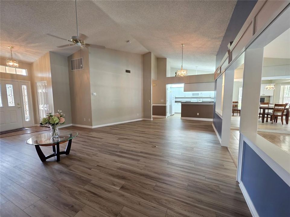 Activo con contrato: $387,900 (3 camas, 2 baños, 2010 Pies cuadrados)