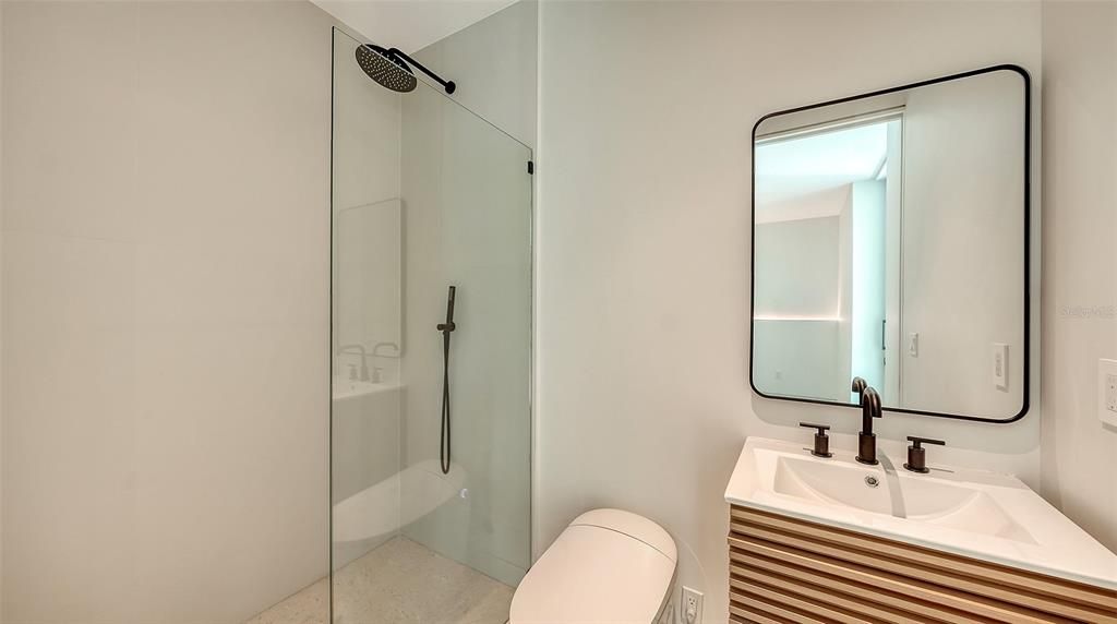 Activo con contrato: $3,700,000 (4 camas, 5 baños, 3809 Pies cuadrados)