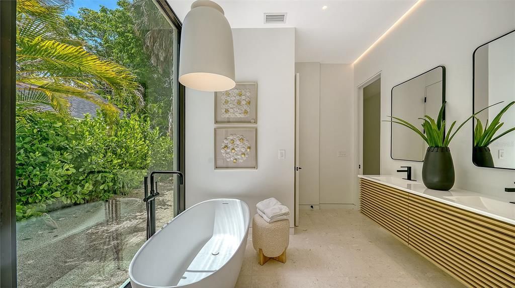 Activo con contrato: $3,700,000 (4 camas, 5 baños, 3809 Pies cuadrados)