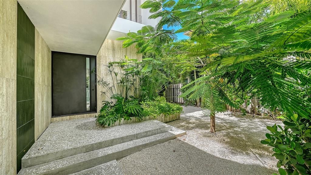 Activo con contrato: $3,700,000 (4 camas, 5 baños, 3809 Pies cuadrados)