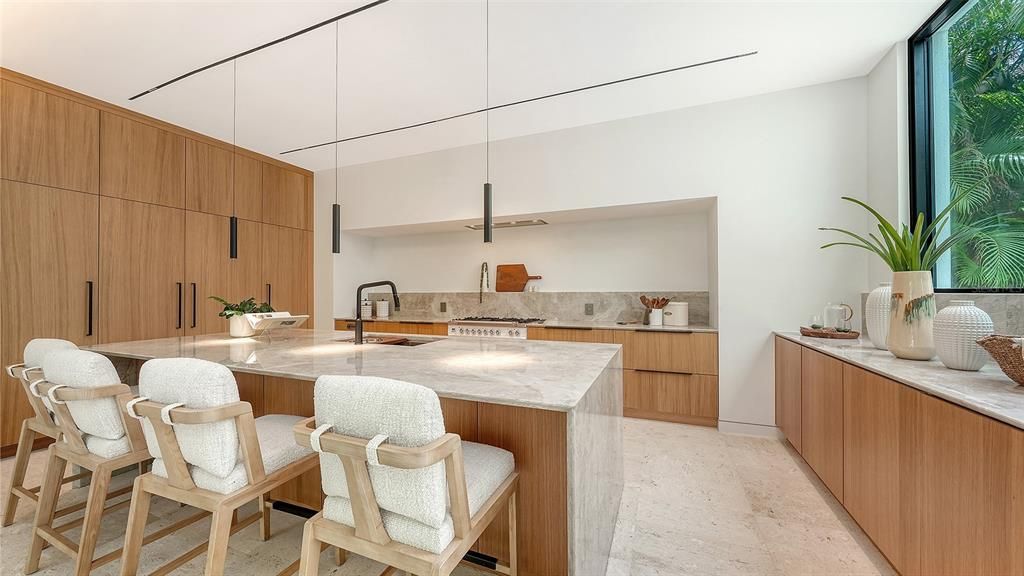Activo con contrato: $3,700,000 (4 camas, 5 baños, 3809 Pies cuadrados)