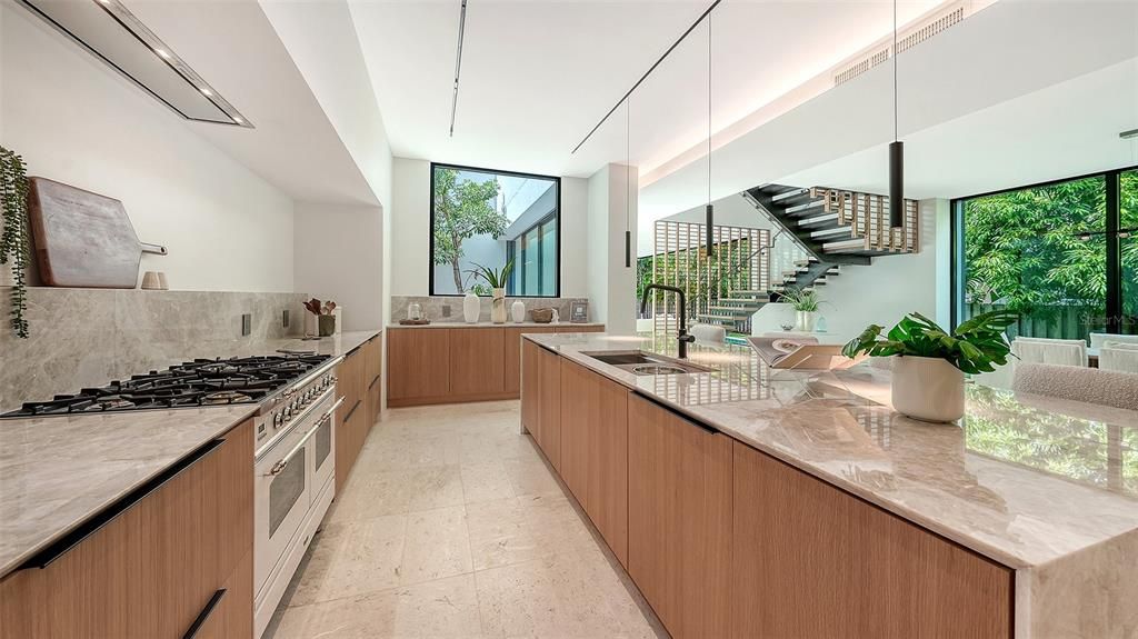 Activo con contrato: $3,700,000 (4 camas, 5 baños, 3809 Pies cuadrados)