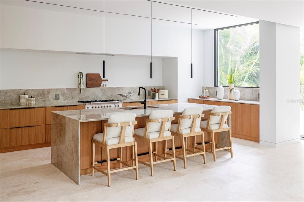 Activo con contrato: $3,700,000 (4 camas, 5 baños, 3809 Pies cuadrados)