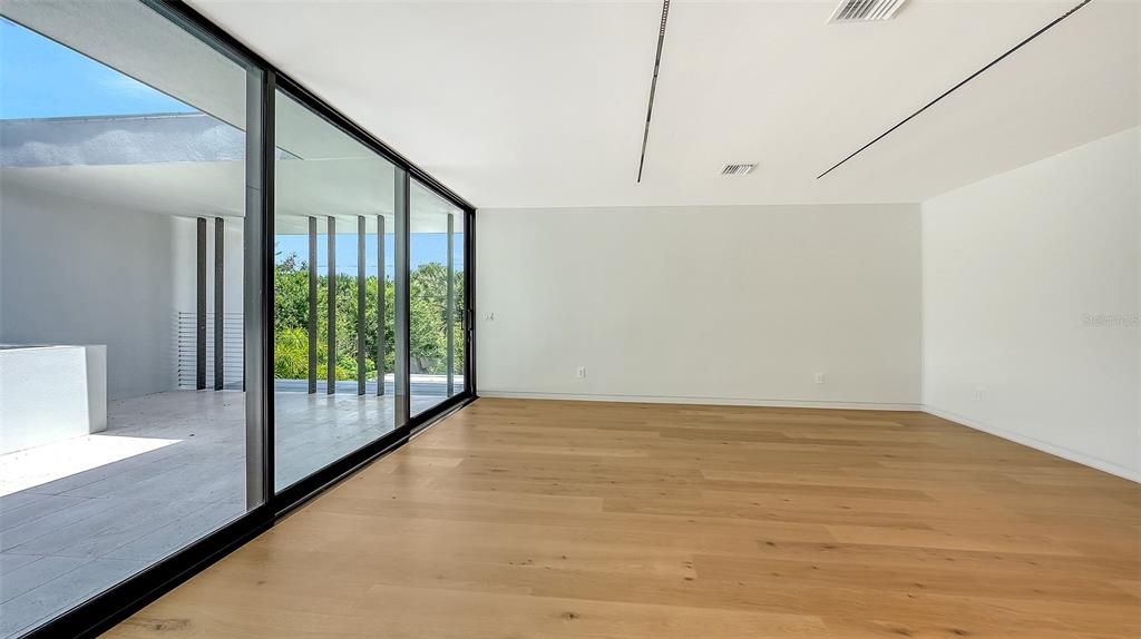 Activo con contrato: $3,700,000 (4 camas, 5 baños, 3809 Pies cuadrados)