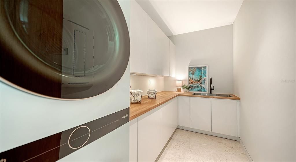 Activo con contrato: $3,700,000 (4 camas, 5 baños, 3809 Pies cuadrados)