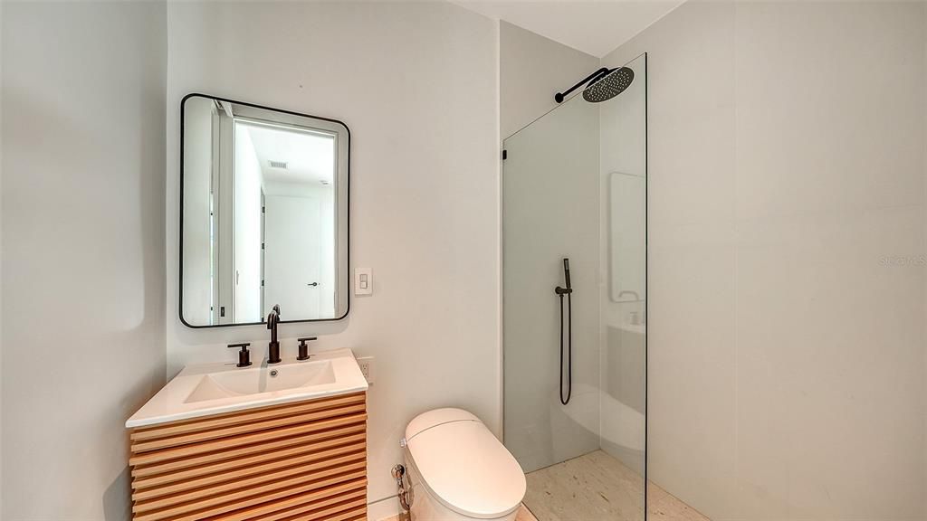 Activo con contrato: $3,700,000 (4 camas, 5 baños, 3809 Pies cuadrados)