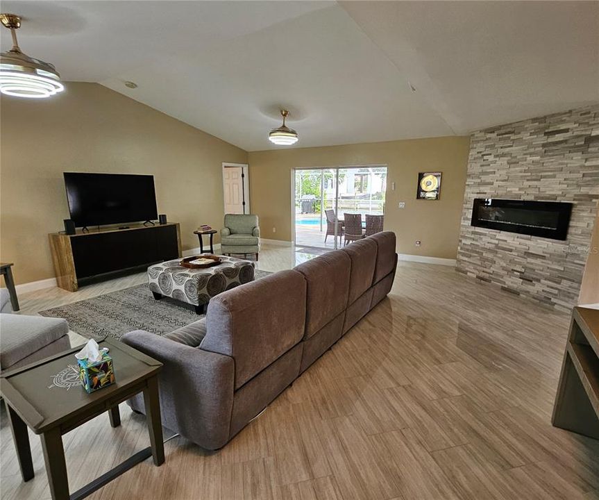 For Rent: $2,800 (3 beds, 2 baths, 1915 Square Feet)