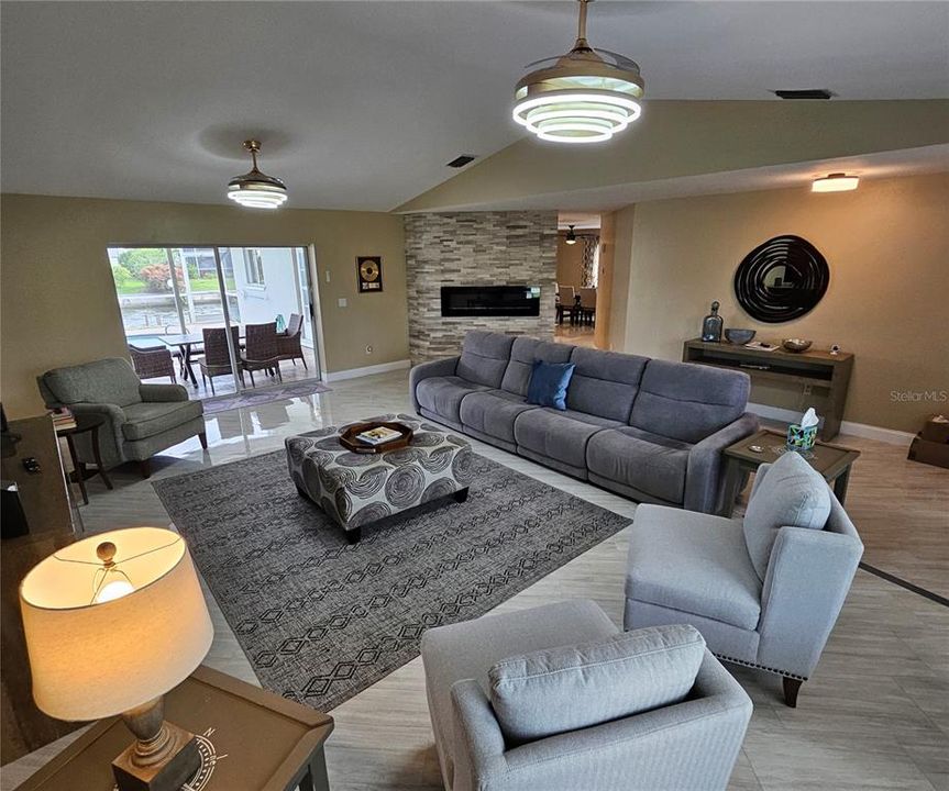 For Rent: $2,800 (3 beds, 2 baths, 1915 Square Feet)