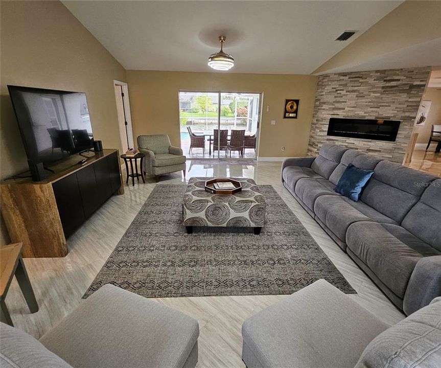 For Rent: $2,800 (3 beds, 2 baths, 1915 Square Feet)